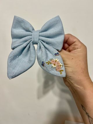 Jemná modrá mašlička doplněná korálky, která bude taky překvapením pod stromečkem. Co si o ni myslíte?